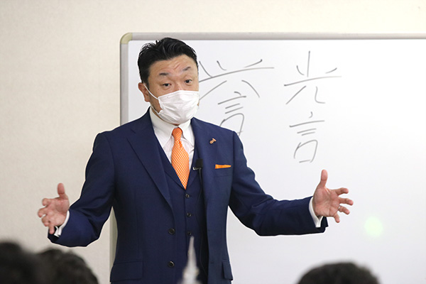 日本ほめる達人協会 理事長 西村貴好様【写真】