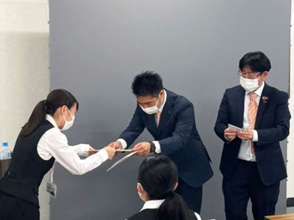 褒めちぎる教習所