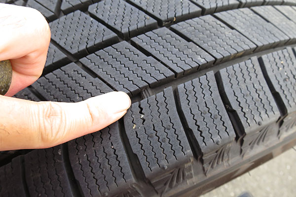 スタッドレスタイヤの交換・溝の深さチェック