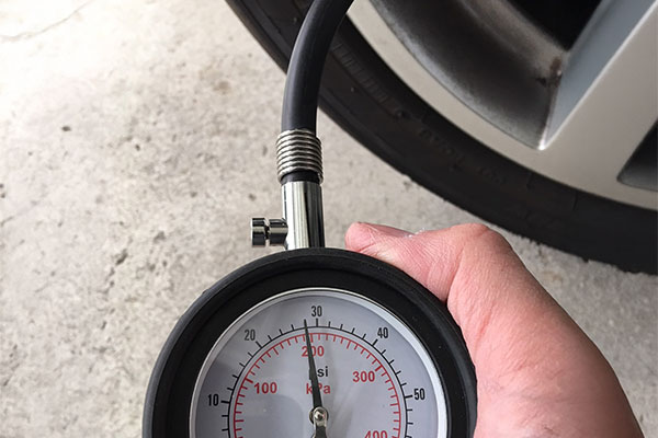 タイヤの空気圧を測定