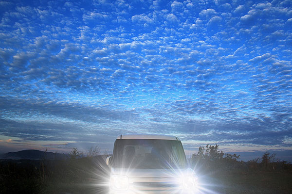 ヘッドライトが眩しい