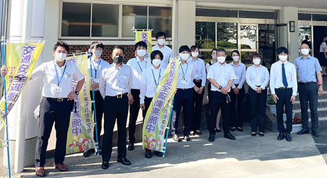 藤枝北高等学校前にて『夏の交通安全県民運動』の交通安全活動を実施【写真】