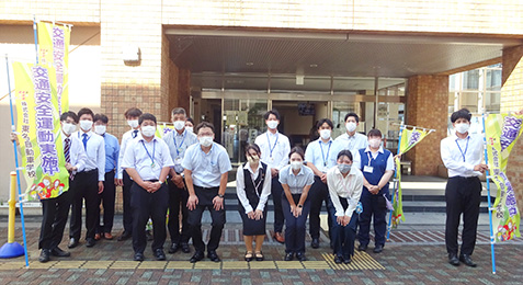 藤枝西高等学校前にて『夏の交通安全県民運動』の交通安全活動を実施【写真】