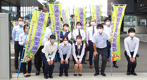 静清高等学校前にて『夏の交通安全県民運動』の交通安全活動を実施【写真】