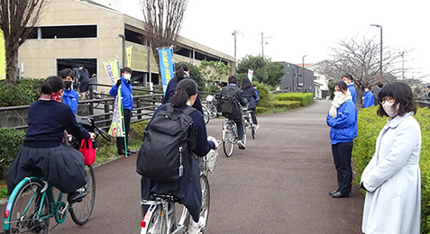 藤枝西高等学校前にて『年末の交通安全県民運動』の交通安全活動を実施しました【写真】
