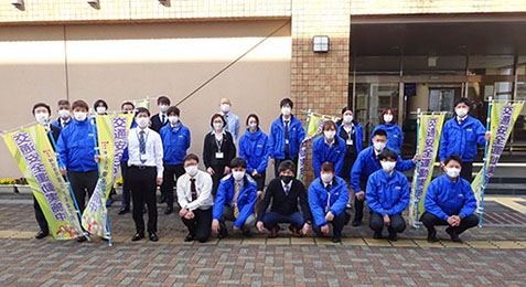 藤枝西高等学校前にて『春の全国交通安全運動』の立哨活動を実施しました【写真】