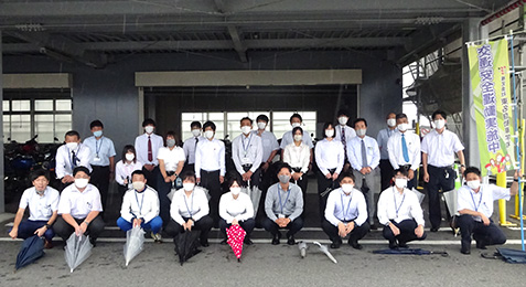 当校前にて『夏の交通安全県民運動』の立哨活動を実施しました【写真】