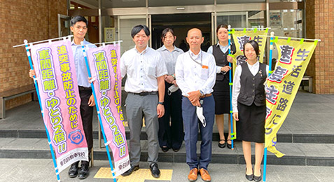 藤枝西高等学校前にて『秋の全国交通安全運動』の立哨活動を実施しました【写真】