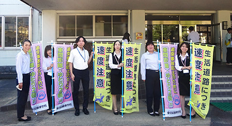 藤枝北高等学校前にて『秋の全国交通安全運動』の立哨活動を実施しました【写真】
