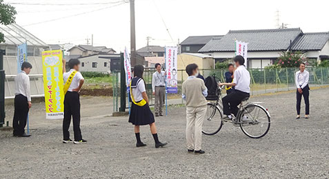 藤枝北高等学校前にて『夏の交通安全県民運動』の立哨活動を実施しました【写真】