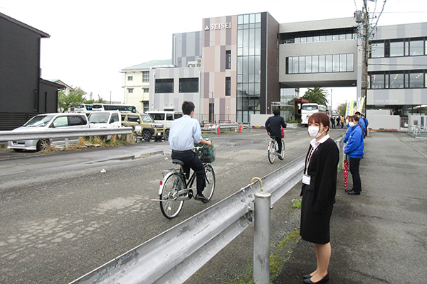 静清高等学校の正門前の通学路【写真】