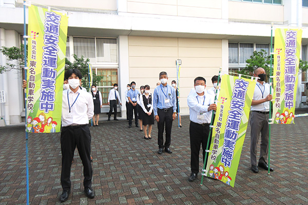 藤枝西高等学校前の整列【写真】