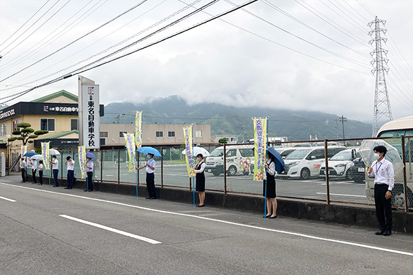 当校前の公道【写真】