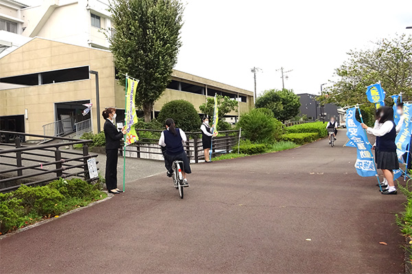 藤枝西高等学校前の門前【写真】