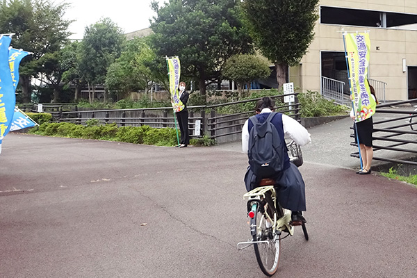 藤枝西高等学校前の門前の通学路【写真】