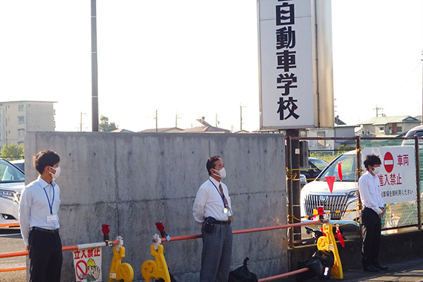 東名自動車学校前の正門【写真】