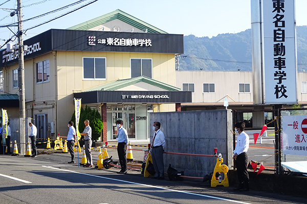 東名自動車学校前の公道【写真】