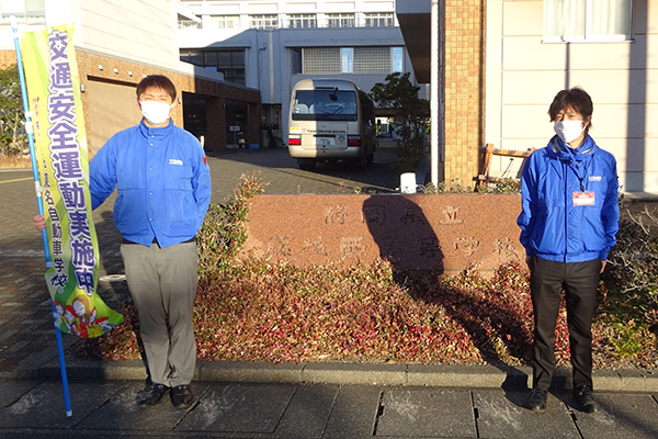 藤枝西高等学校前の正門【写真】