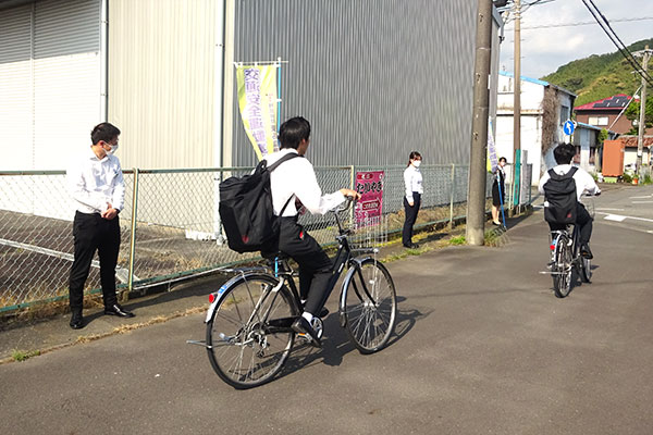 セブンイレブン前の交差点の歩道【写真】