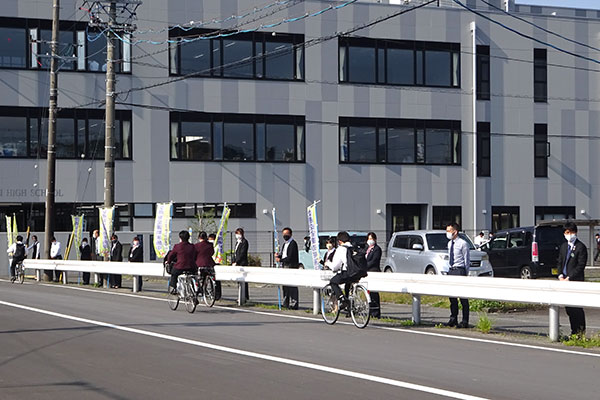 静清高等学校前の通学路【写真】