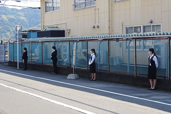 東名自動車学校のバス停前【写真】