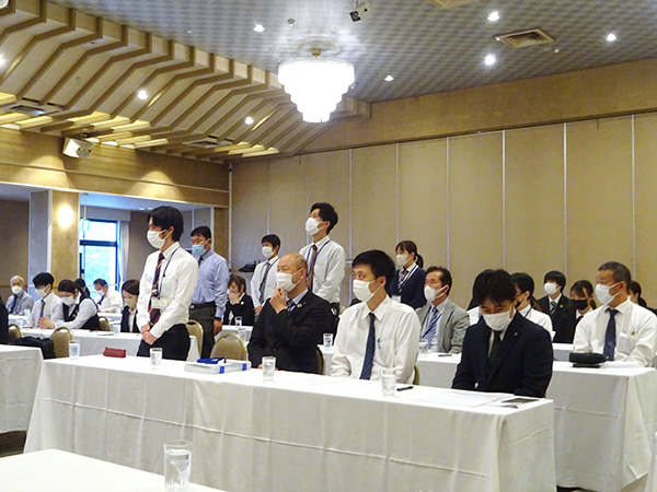 辞令を受ける社員一同【写真】