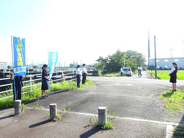 橋前の通学路【写真】