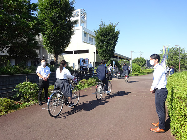 藤枝西高等学校前の通学路【写真】