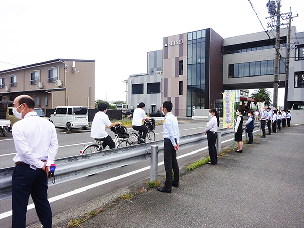 静清高等学校の正門前の歩道【写真】