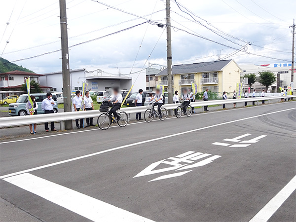 静清高等学校の正門前の通学路【写真】