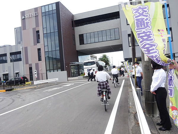 静清高等学校正門前【写真】