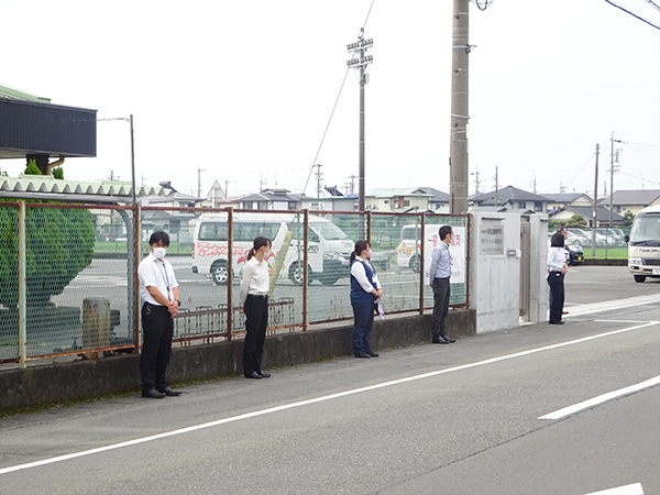 正門前『夏の交通安全県民運動』の交通安全活動【写真】