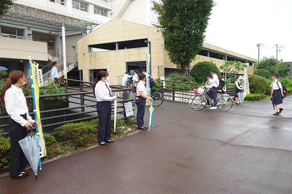 藤枝西高等学校の北口前の通学路【写真】