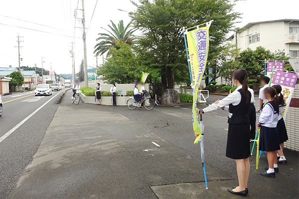 藤枝北高等学校正門前と通学路【写真】