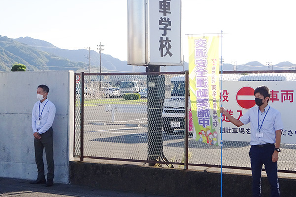 横断歩道看板前『秋の全国交通安全運動』の交通安全活動【写真】