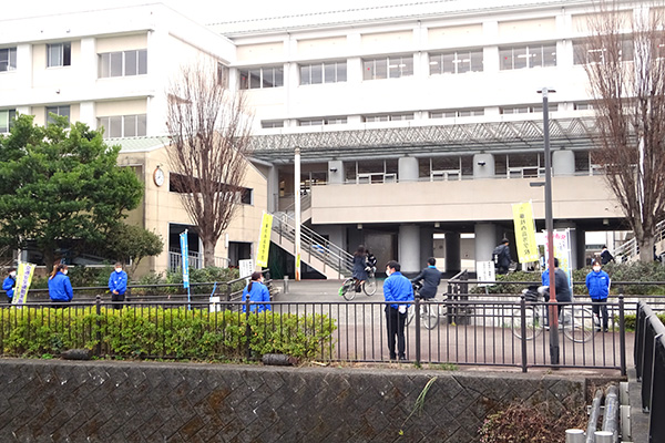 藤枝西高等学校の裏門の通学路【写真】