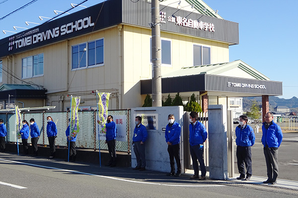 横断歩道看板前『年末の交通安全県民運動』の交通安全活動【写真】