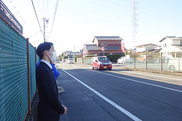 横断歩道看板前『年末の交通安全県民運動』の交通安全活動【写真】