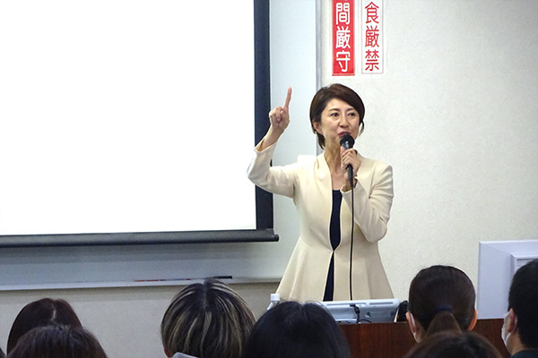 日本ほめる達人協会 特別認定講師 香山真希氏【写真】