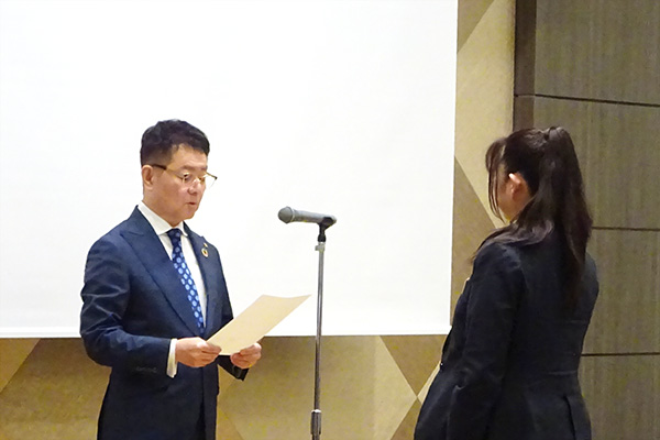 辞令を受ける社員【写真】