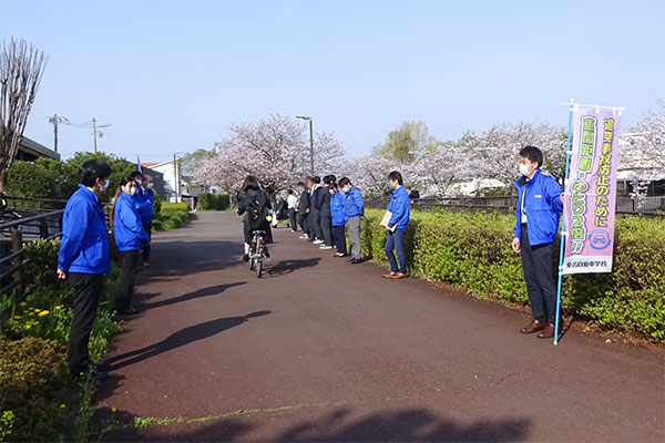藤枝西高等学校校舎前の通学路【写真】