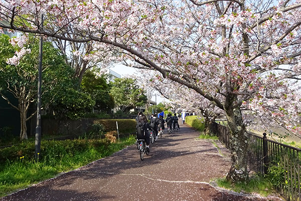 藤枝西高等学校舎前の通学路【写真】