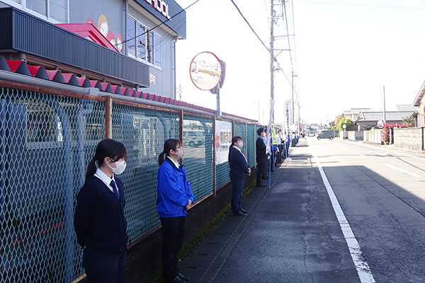 東名自動車学校の横断歩道の看板前【写真】