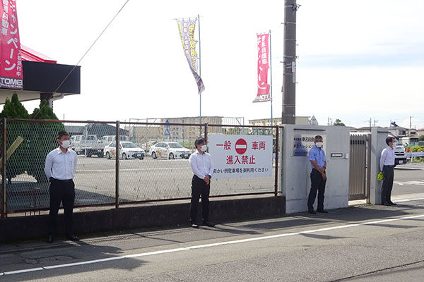 東名自動車学校の看板前【写真】