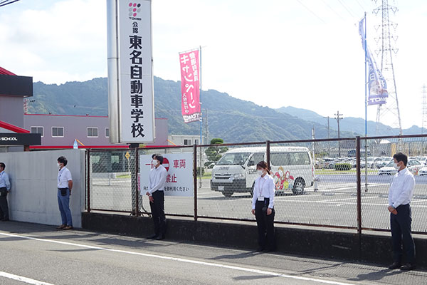 東名自動車学校の横断歩道の看板前【写真】