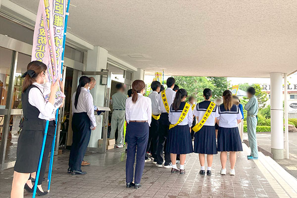藤枝北高等学校校舎前の通学路【写真】