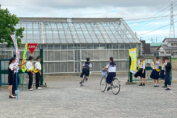 藤枝北高等学校舎前の通学路【写真】