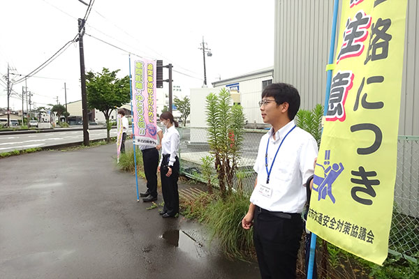 静清高等学校校舎前の通学路【写真】