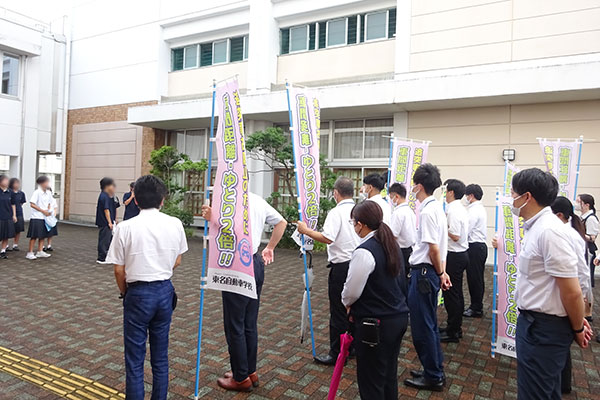 藤枝西高等学校校舎前の通学路【写真】