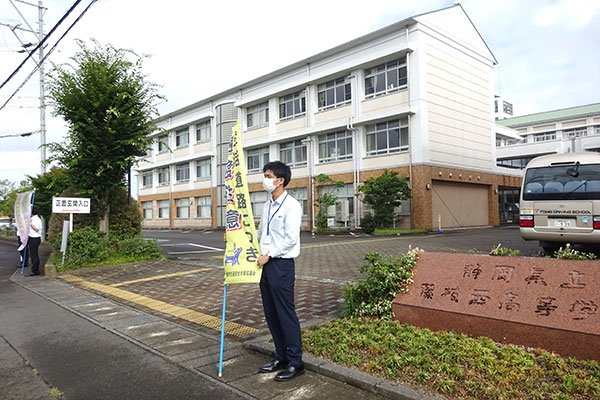 藤枝西高等学校舎前の通学路【写真】